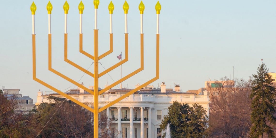 The National Menorah is a large Hanukkah menorah 9 meters high (30 feet) put up each year on the The Ellipse near the White House in Washington, D.C. Foto: Tim Brown. CC BY-NC 2.0 DEED